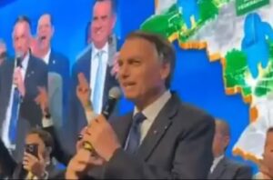 Em evento com prefeitos, Bolsonaro diz que deseja ser “opção para o Brasil” em 2026